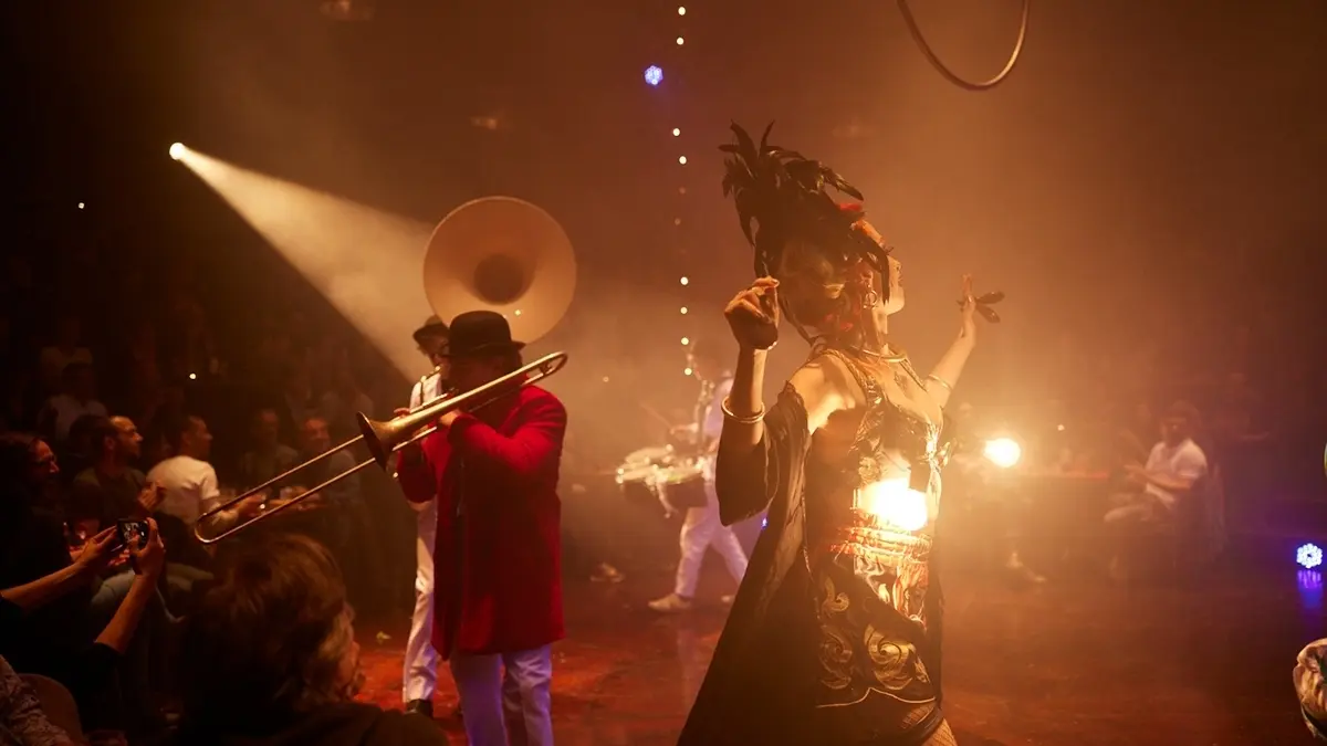 Le spectacle « Fanfare » au Cirque Électrique