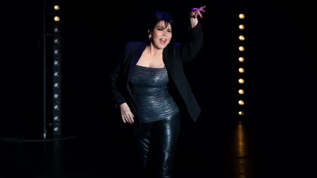 Liane Foly la folle repart en thèse