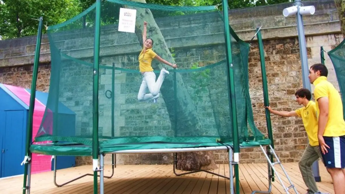 Des trampolines pour sauter tout l'été au bassin de la Villette