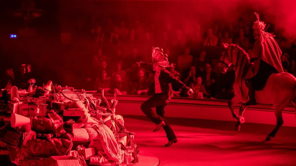 On a aimé… le seul en scène d’Alex Lutz au Cirque d’hiver