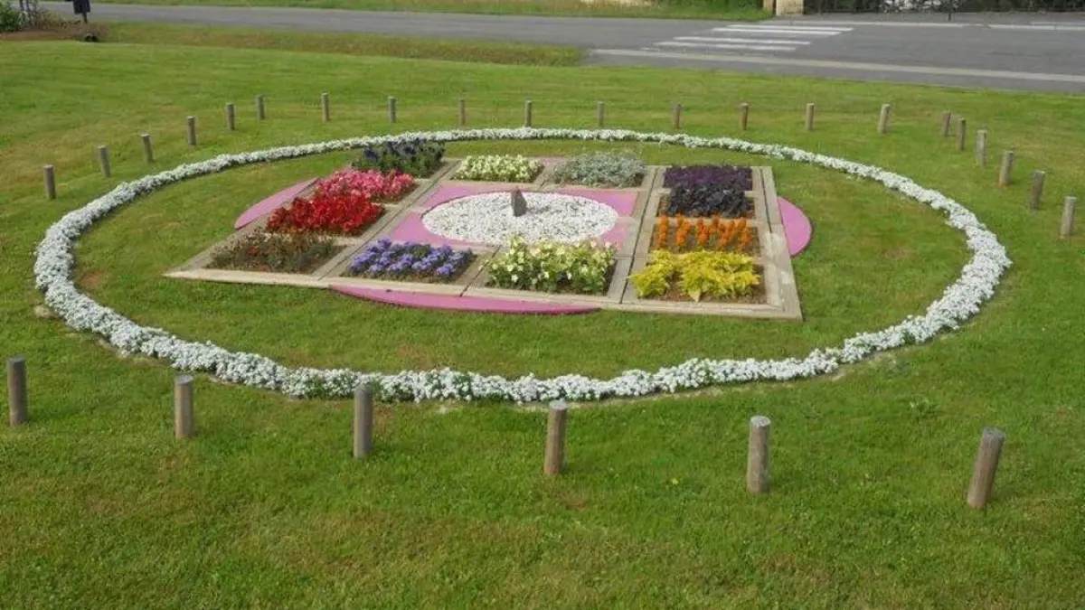 AIGLEMONT, Village Fleuri "3 Fleurs"