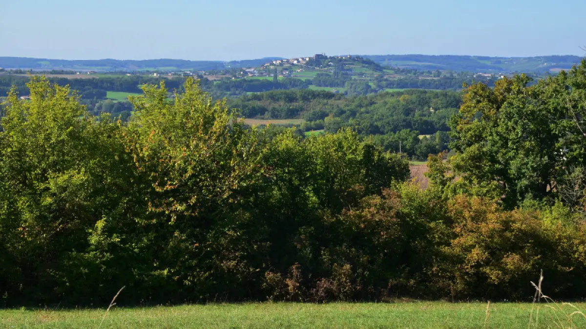 Paulhiac, avec vue sur le château de Biron et la bastide de Monflanquin