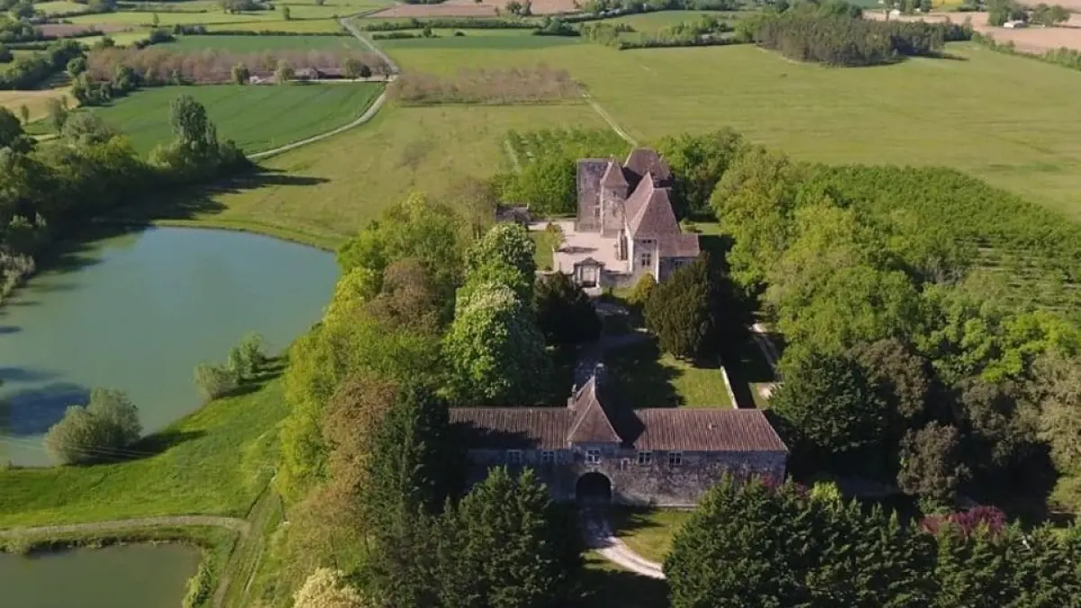 Visite contée du Château de Born avec Janouille la Fripouille