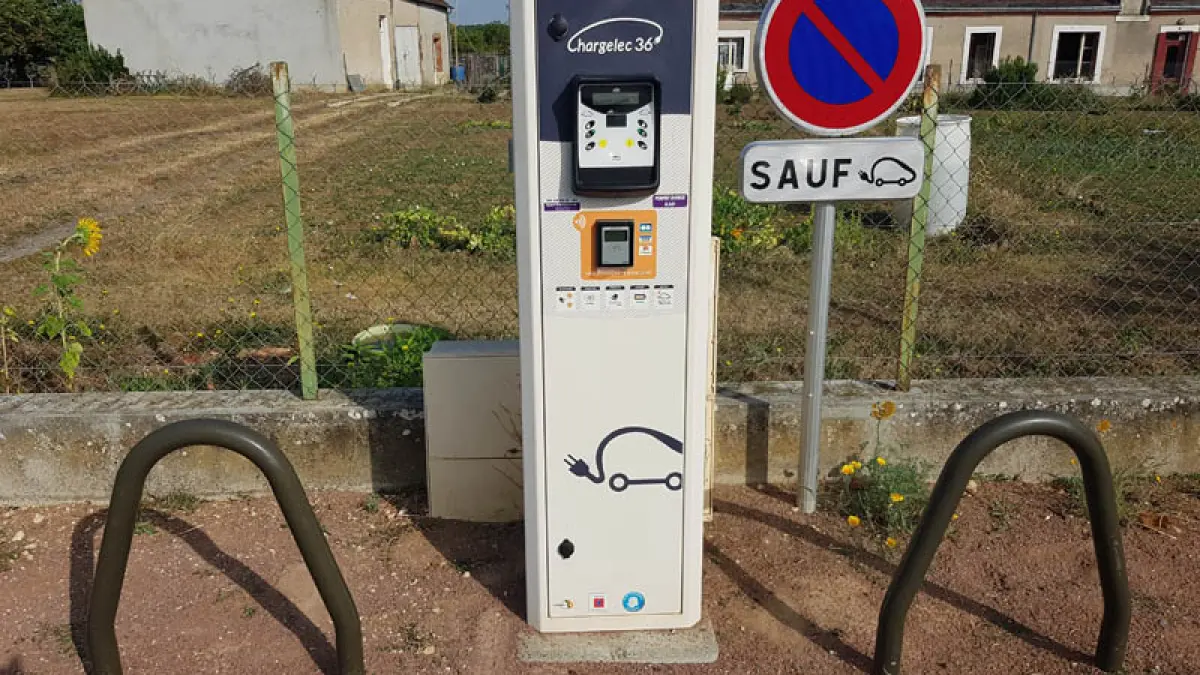 Borne de charge électrique pour voiture et vélo