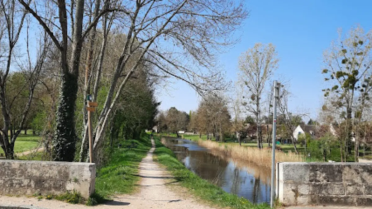 Aire de pique nique au bord du Canal d'Orléans