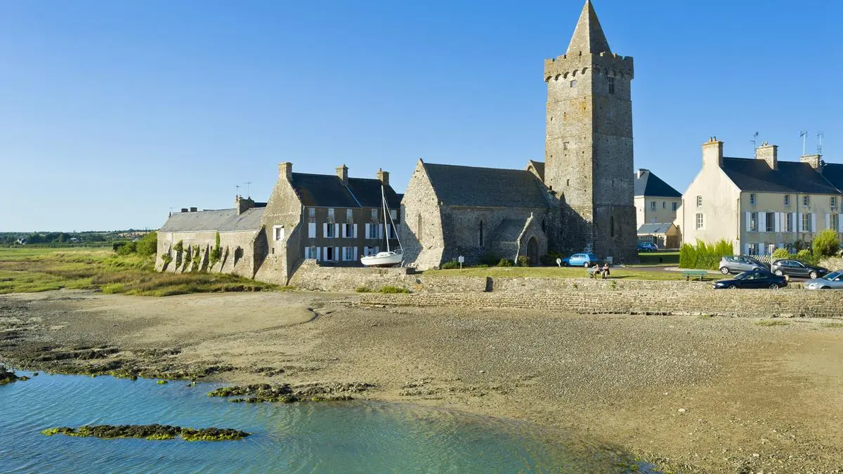 Église Notre-Dame de Port-Bail et Baptistère
