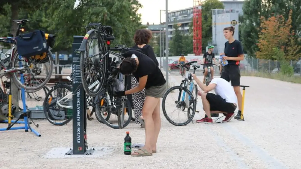 Atelier vélos à la station d'auto-réparation de la voie verte
