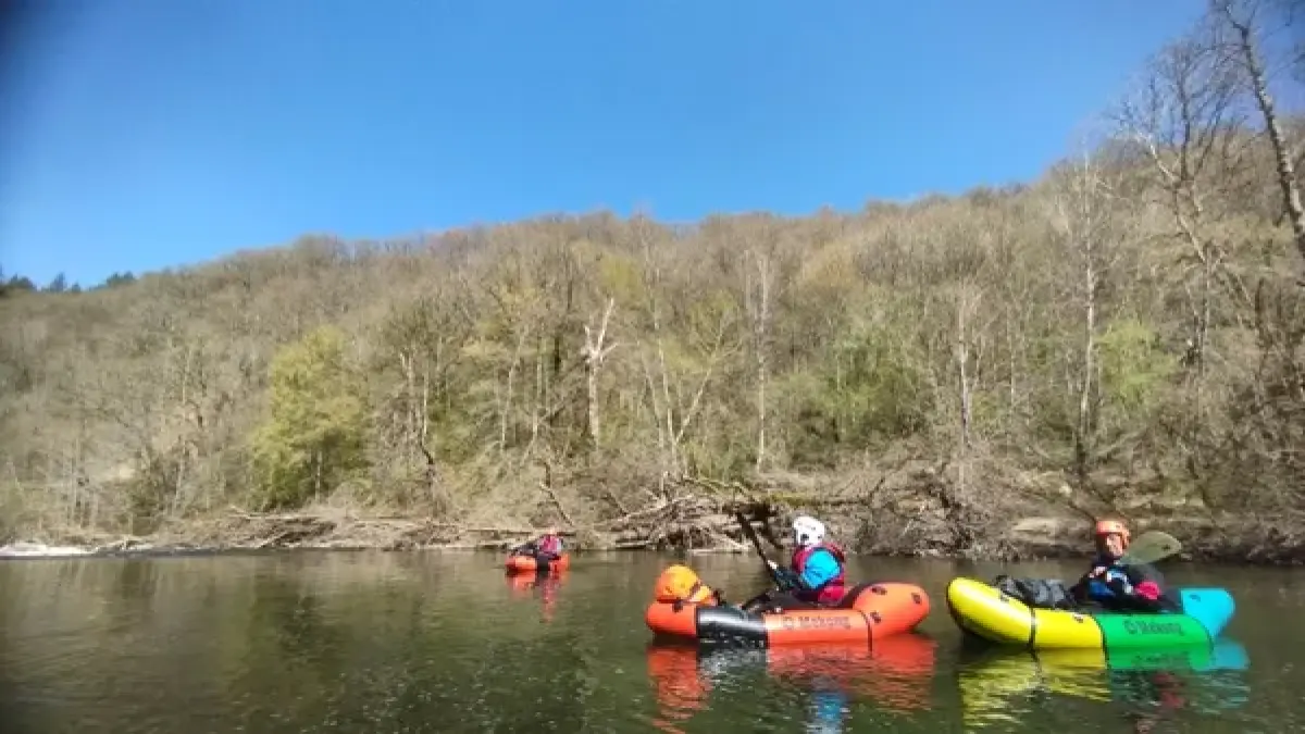 Packrafting en eau vive encadré dans les gorges du Lot à la journée