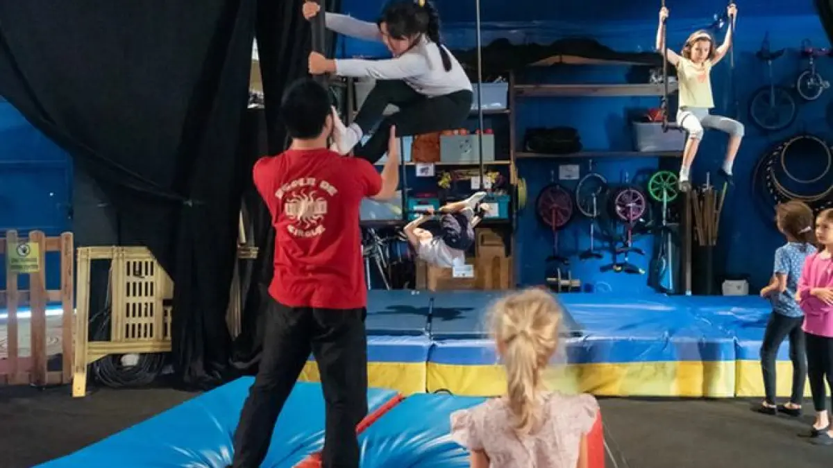 Stages de cirque au chapiteau Méli Mélo pendant les vacances de la Toussaint