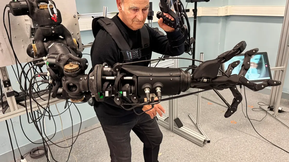 Stelarc – Hypertrophic Ambidextrous Hand and Arm